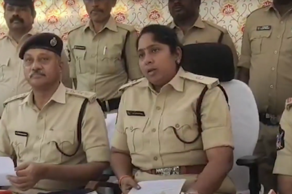 రైతులకు సహాయం చేసిన పోలీసులు